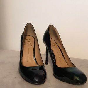 Black iridescent pumps